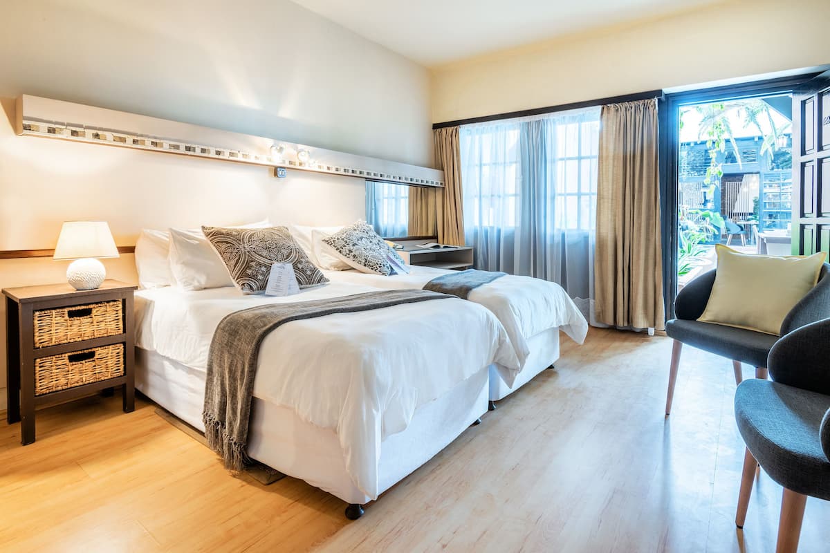 Chambre Standard Double ou avec lits jumeaux | Coffres-forts dans les chambres, Wi-Fi gratuit, draps fournis