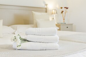 Penthouse (number 6) | In-room safe, desk, soundproofing, rollaway beds - Hotel Gastronómico La Breña (Barbate)