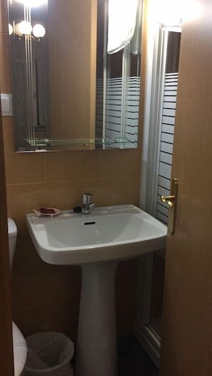 Shower, free toiletries, towels