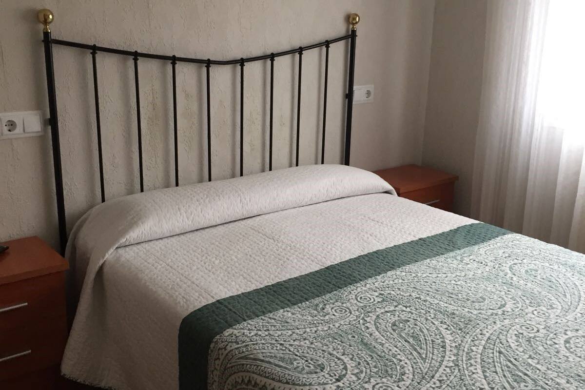 Cortinas blackout, wifi gratis y ropa de cama