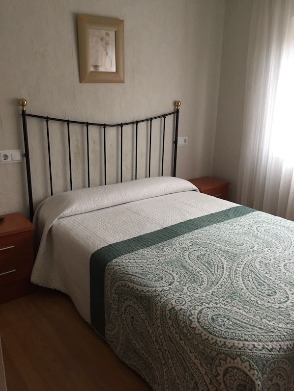 Cortinas blackout, wifi gratis y ropa de cama