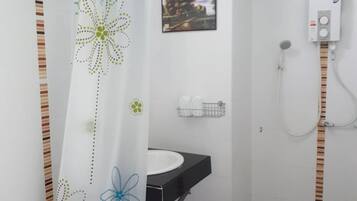 Shower, free toiletries, towels