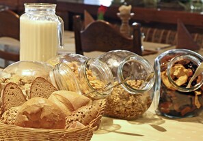 Free daily buffet breakfast  - Gasthof Zur Linde (Heimbuchenthal)