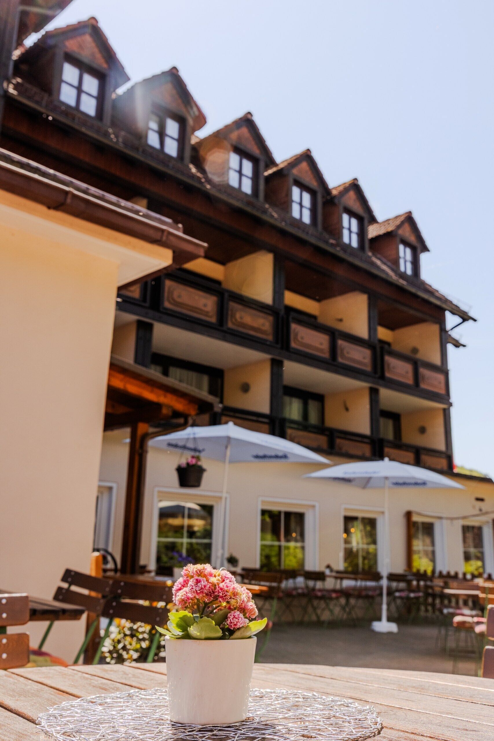 Un bâtiment de style chalet traditionnel, doté de nombreux balcons et de grandes fenêtres.
