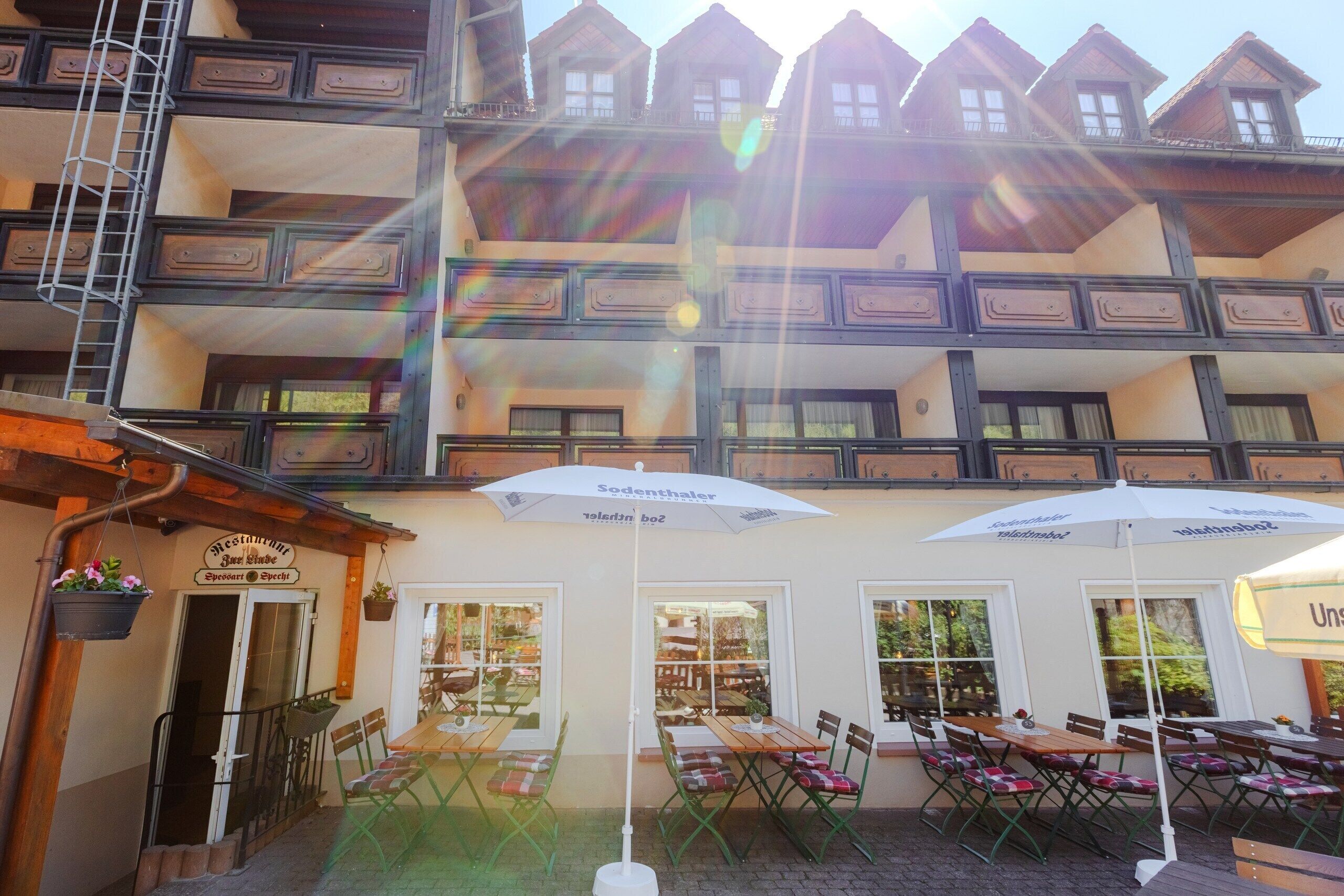 Un restaurant doté d’une terrasse, de nombreuses tables et chaises, ainsi que de parasols.