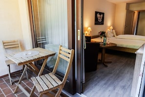 Panoramic dubbelrum - 1 dubbelsäng - utsikt mot bergen | Skrivbord och gratis wi-fi