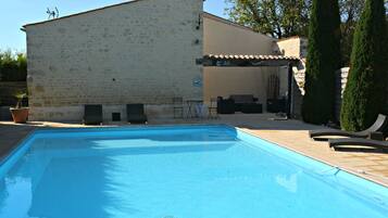 Piscina externa sazonal, guarda-sóis, espreguiçadeiras