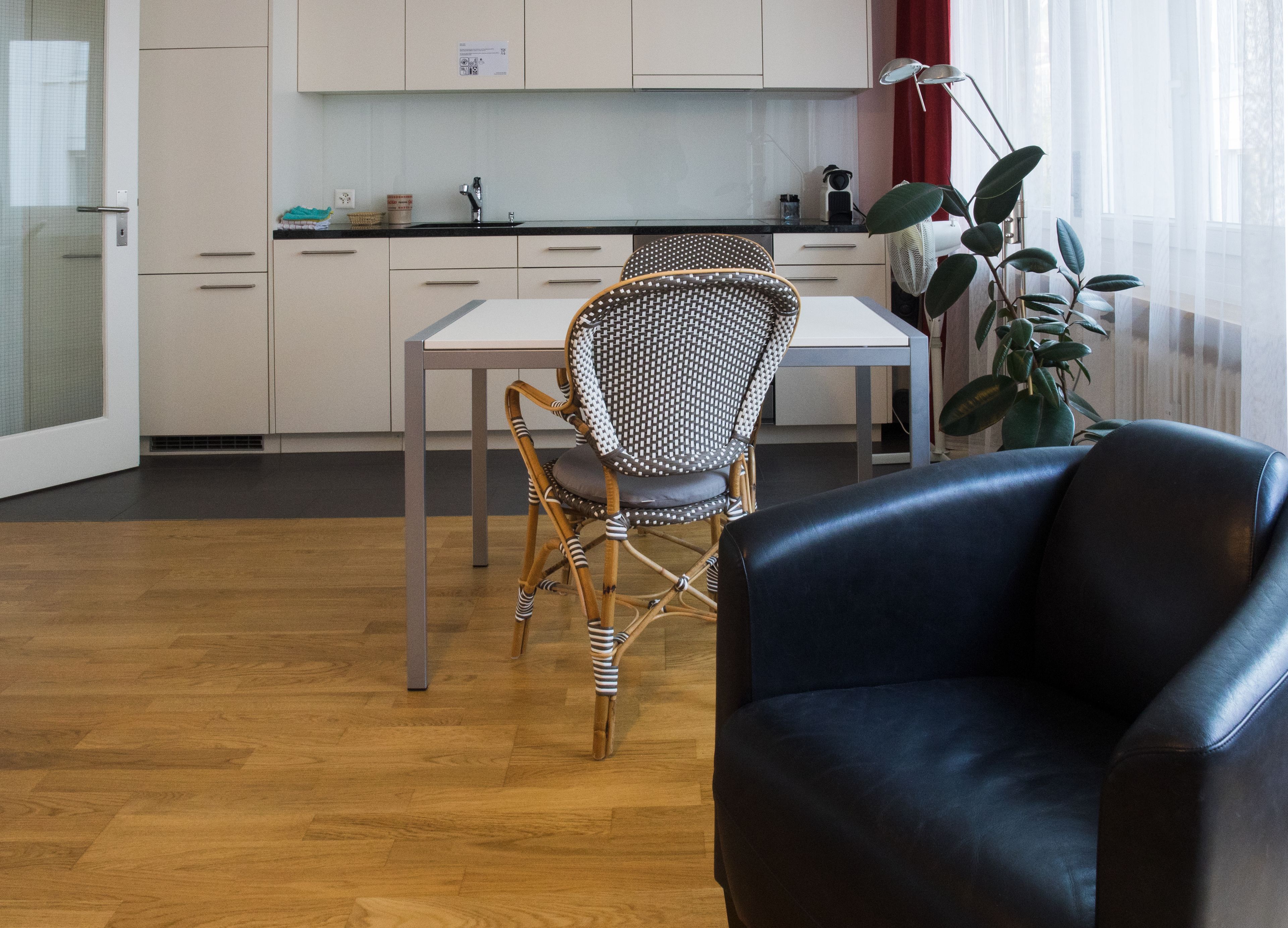 classic studio (nebengebäude 100m) | in-room dining