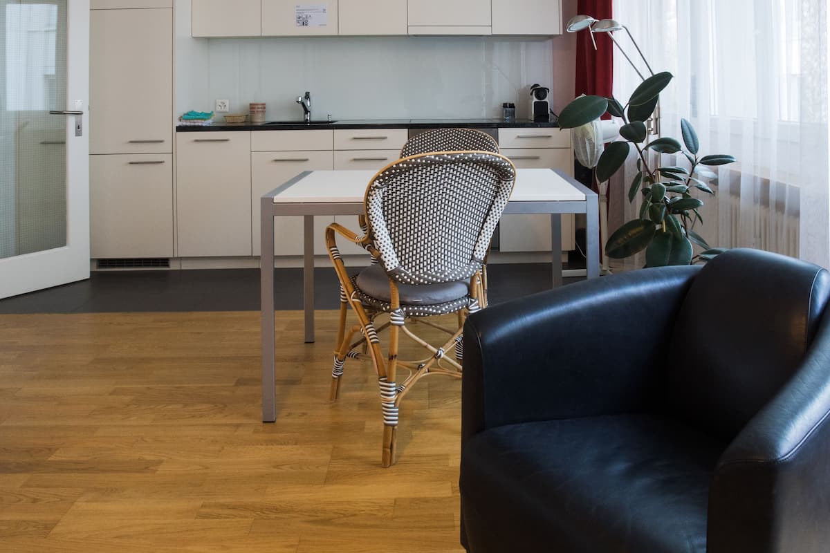 classic studio (nebengebäude 100m) | in-room dining