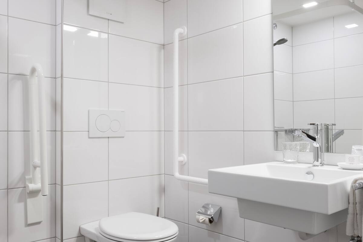 superior double or twin room (hauptgebäude) | bathroom | hair dryer, towels, soap, shampoo