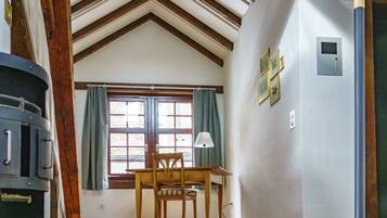 Romantisches Apartment, 3 Schlafzimmer, Nichtraucher, Küche (Nebengebäude 100m) | Wohnbereich | Flachbildfernseher