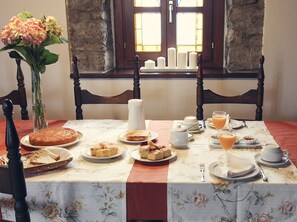 Breakfast area - Casa de Aldea La Pumariega (Oviedo)