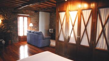 Suite, balcón, vistas al valle | Escritorio, sistema de insonorización, wifi gratis y ropa de cama