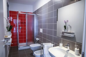 Rom, 2 enkeltsenger | Skrivebord, blendingsgardiner, lydisolert og wi-fi (inkludert)