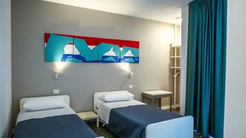 Schreibtisch, Verdunkelungsvorhänge, schallisolierte Zimmer