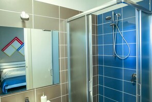 Shower, free toiletries, hair dryer, bidet - B&B WarmUp Grosseto (Grosseto)