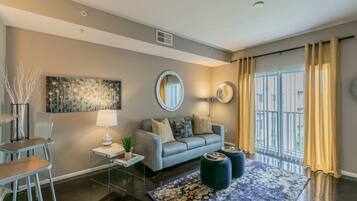 Apartment, 1 Bedroom, Non Smoking, Kitchen | Living room | Flat-screen TV