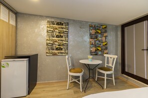 ห้องแฟมิลี่สวีท, ระเบียง | เครื่องนอนระดับพรีเมียม, มินิบาร์, ตู้นิรภัยในห้องพัก, โต๊ะทำงาน