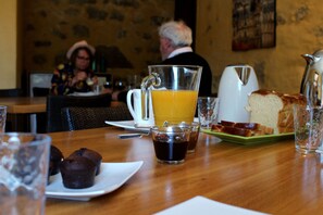 Free daily continental breakfast  - Moulin Pont Vieux - Chambres d'Hôtes (Mortagne-sur-Sevre)