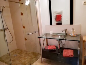 A modern bathroom with a glass-enclosed shower, a glass sink, and a mirror above the sink. - Moulin Pont Vieux - Chambres d'Hôtes (Mortagne-sur-Sevre)