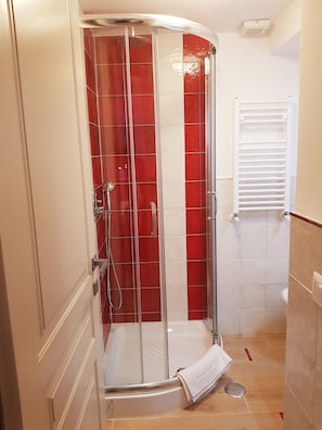 Superior Quadruple Room, Ensuite | Bathroom shower