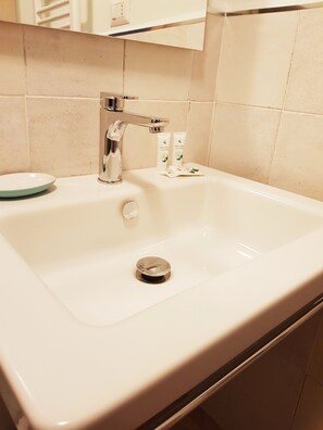 Double Room, Ensuite | Bathroom sink - Cairoli Rooms (Rome)