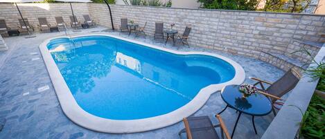 Una piscina al aire libre de temporada