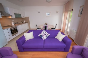 Comfort-lejlighed - 1 soveværelse - balkon - udsigt til pool | Opholdsområde | Smart-tv
