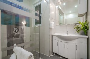 Dobbeltværelse - balkon - havudsigt (Second Floor) | Badeværelse | Kombination af bruser/badekar, gratis toiletartikler, hårtørrer