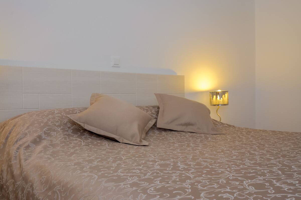 Comfort-Apartment, 1 Schlafzimmer, Balkon, Poolblick | Zimmersafe, Bügeleisen/Bügelbrett, kostenlose Babybetten