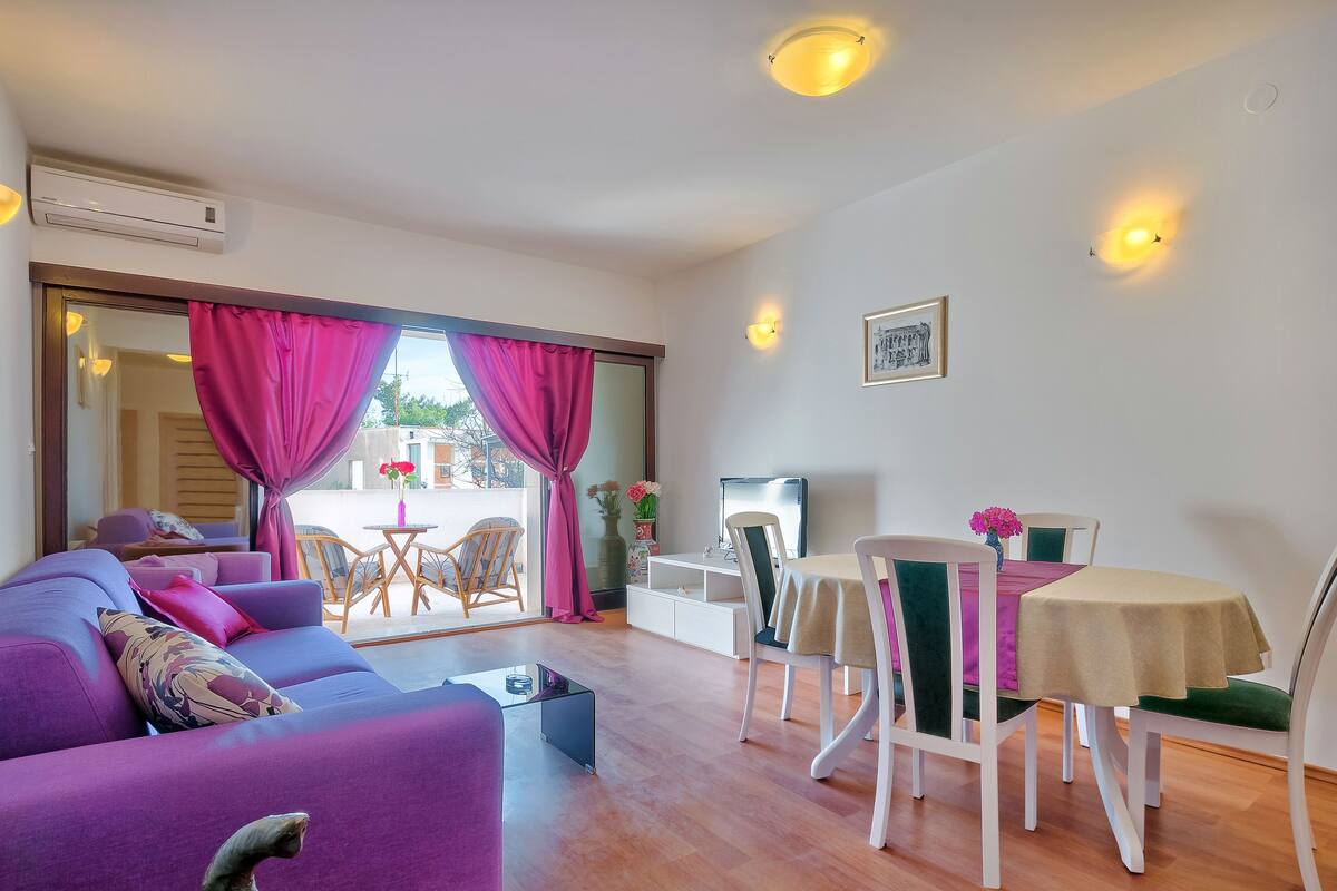 Apartment, 1 Schlafzimmer, Poolblick | Wohnbereich | Smart-TV