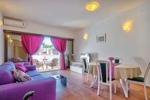 Apartament, 1 dormitori, vistes a la piscina | Sala d'estar | Televisor intel·ligent 