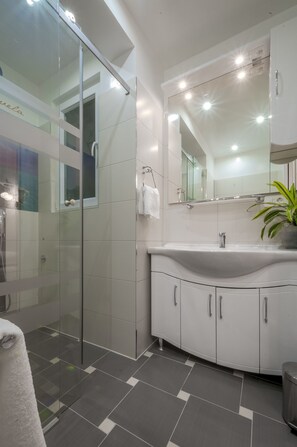 Double Room, Balcony, Sea View (Second Floor) | Bathroom - Apartments Zuvela (Split)