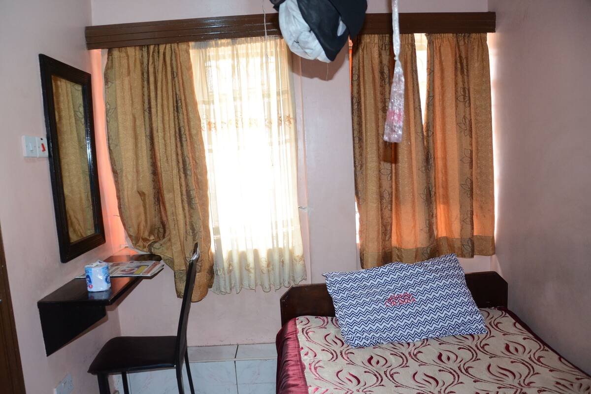 Shower, free toiletries, towels