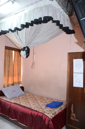 Shower, free toiletries, towels