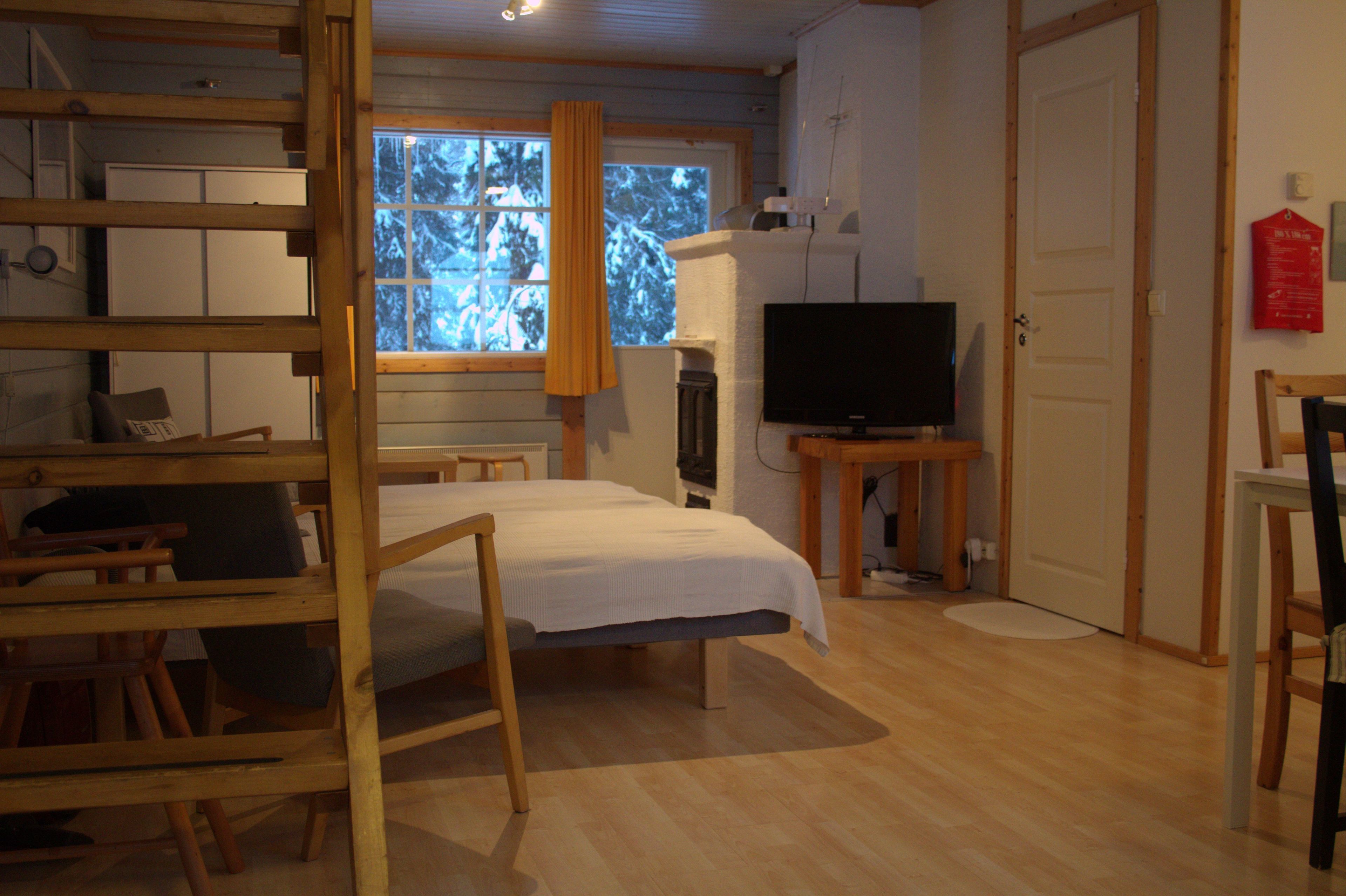 Family Chalet, 1 Bedroom, Sauna (A) | Ruang tamu | TV skrin rata, pendiangan 
