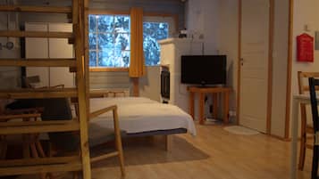 Family Chalet, 1 Bedroom, Sauna (A) | Ruang tamu | TV skrin rata, pendiangan