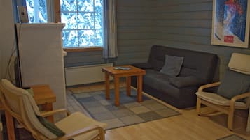 Chalet familiar, 1 habitación, sauna (B) | Área de sala de estar | Televisión de pantalla plana y chimenea