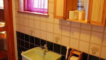 Chalet, 2 habitaciones, sauna | Baño | Ducha y artículos de higiene personal gratuitos