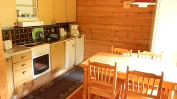 Chalet, 2 chambres, sauna | Cuisine privée | Grand réfrigérateur, micro-ondes, four, plaque de cuisson