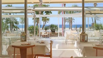 Déjeuner servi sur place, spécialités Cuisine locale, vue sur la plage