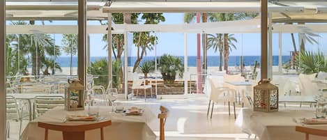 Se sirven almuerzos y cenas; cocina local; con vista a la playa