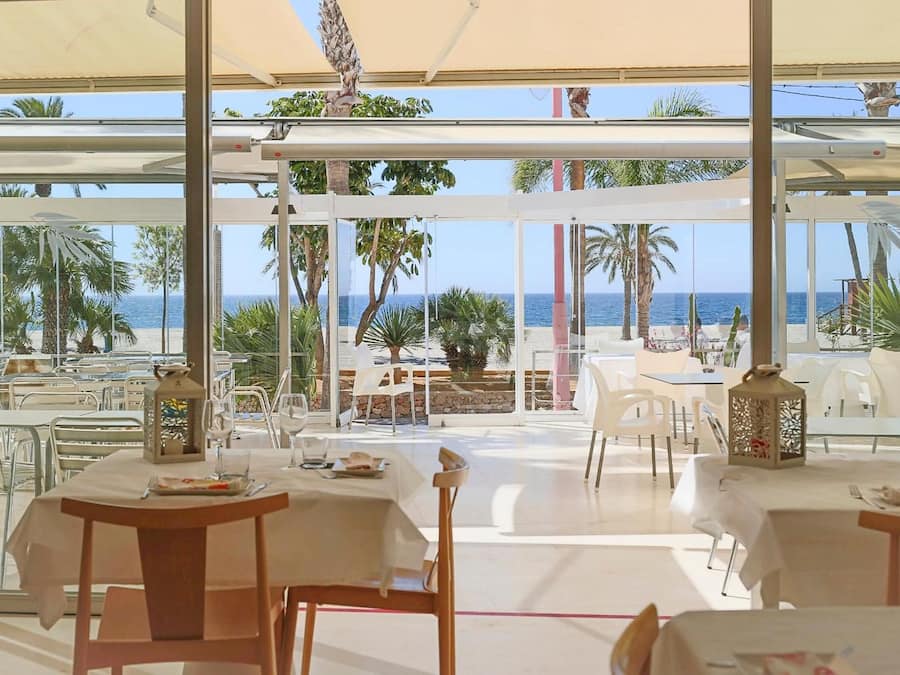 Serviço de almoço e jantar; culinária local, vistas para a praia