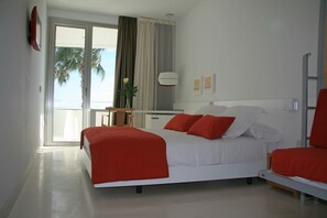 Habitación doble, balcón, vistas al mar | Minibar, caja fuerte, escritorio y tabla de planchar con plancha