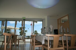 Se sirven almuerzos, cenas y cocina local (con vistas a la playa)