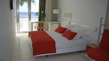 Habitación doble, balcón, vistas al mar | Minibar, caja fuerte, escritorio y tabla de planchar con plancha