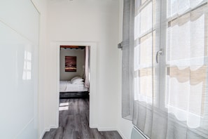 Phòng Suite tiện nghi đơn giản, phòng tắm riêng, quang cảnh thành phố | Khu sảnh