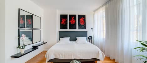 Chambre luxueuse double ou avec lits jumeaux, salle de bain privée, vue sur la ville