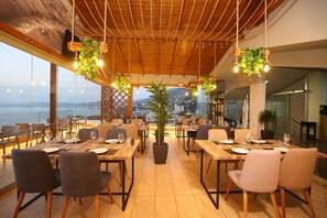 Frokost, lunsj og middag serveres