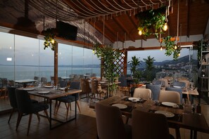 Petit déjeuner, déjeuner et dîner servis sur place